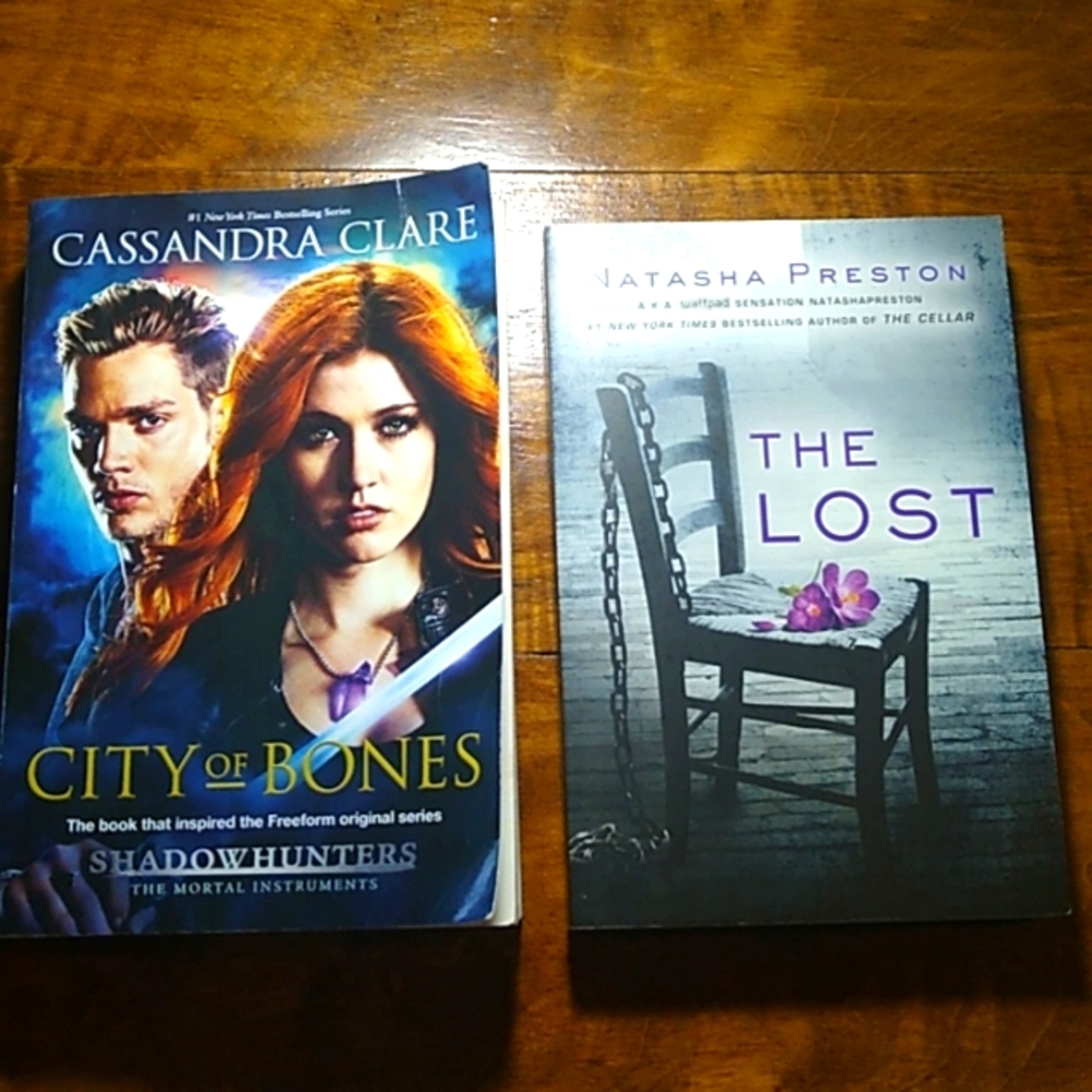 🖐🏽 2 Books